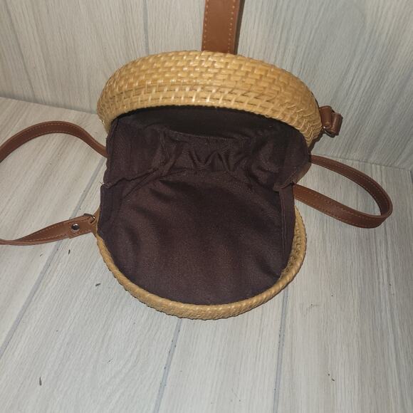 Handwoven Rattan Round Crossbody Handbag Purse Leather Strap & Clasp Wicker - Picture 4 of 6